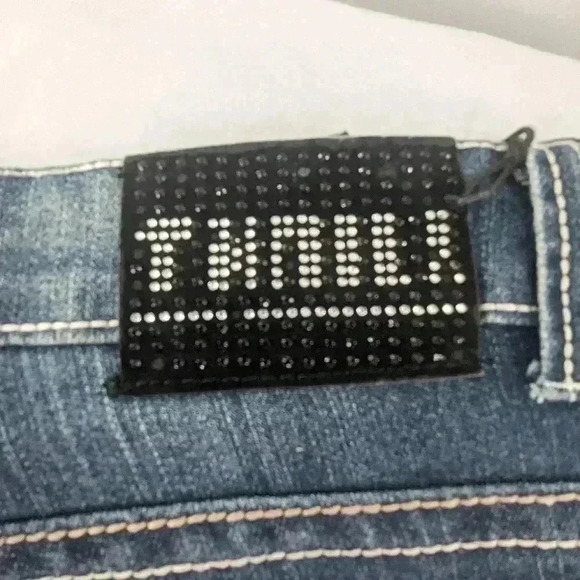 Thrill Women's Size 15 NWT Distressed Stud Back pocket Straight Leg Jeans - Picture 4 of 16